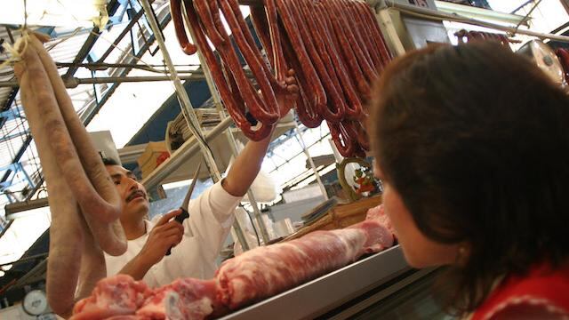 Un carnicero despacha en el Mercado de Tacuba, en CDMX.