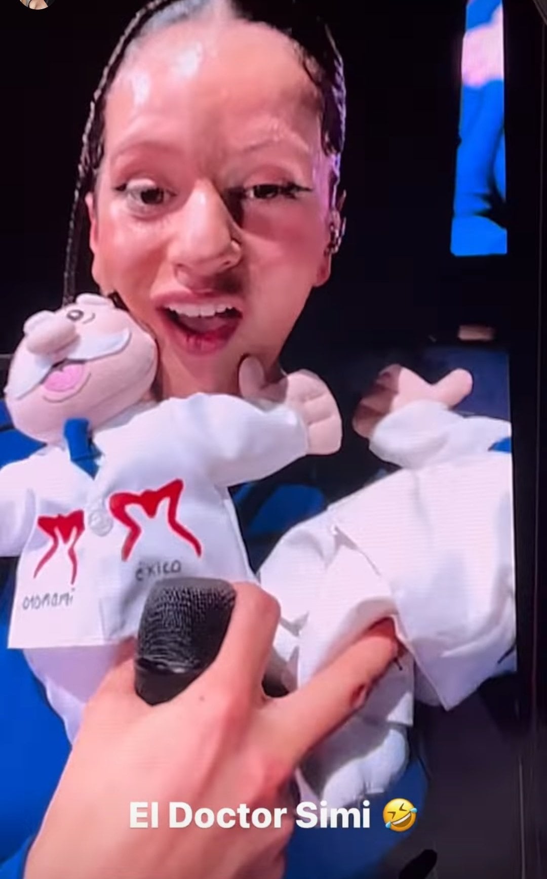 Rosalía con peluches del Dr. Simi