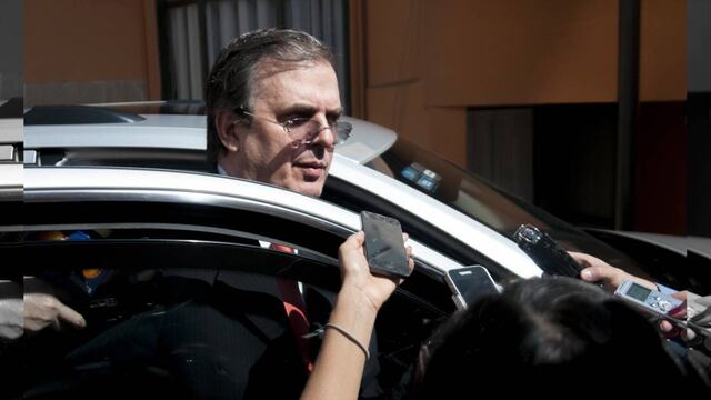 Con este amparo Ebrard Casaubon pretende conocer si cualquier otro juzgado ha librado alguna orden de aprehensión en su contra.