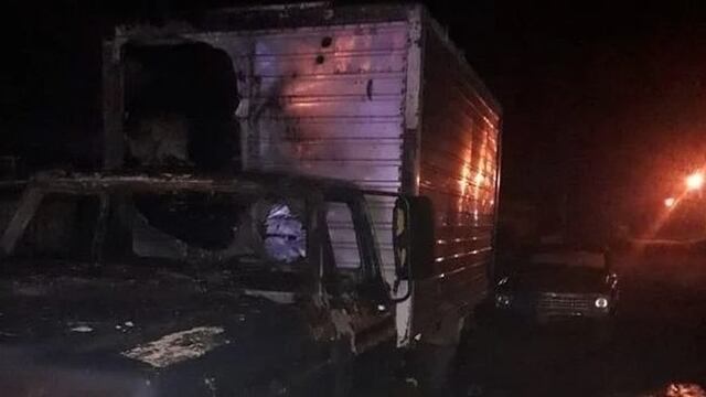 Camioneta incendiada.