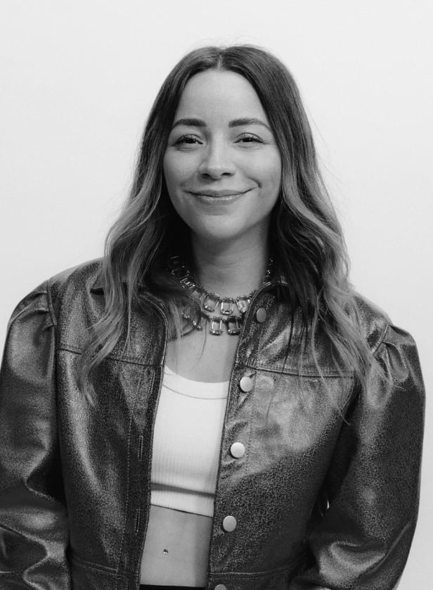 Ella es Paola Wong, diseñadora mexicana que colabora en Barbie Día de Muertos 2023