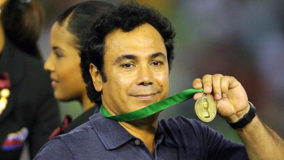 Hugo Sánchez presume medalla de Copa América.