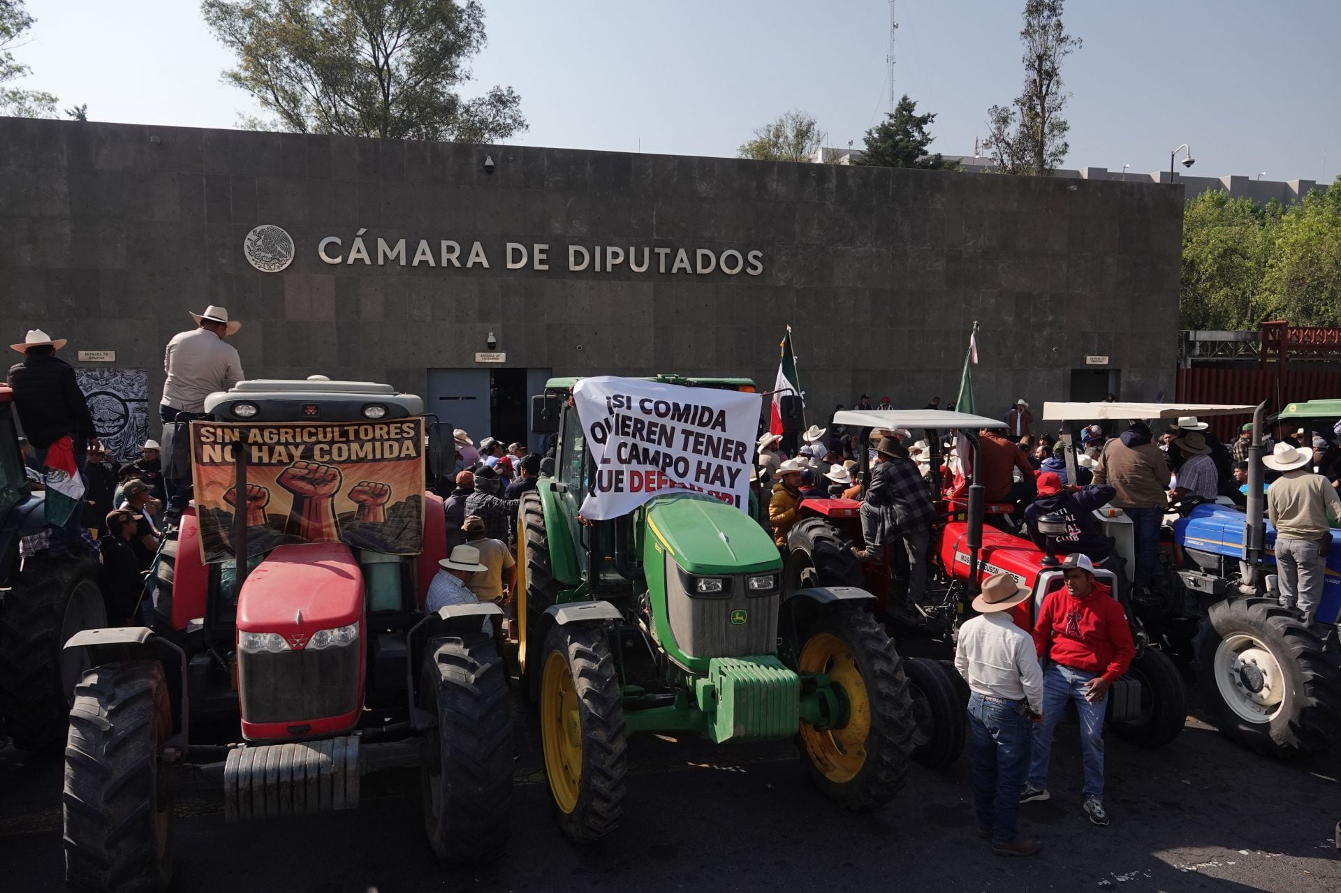 Manifestación con tractores en la Cámara de Diputados contra la Ley General de Aguas.