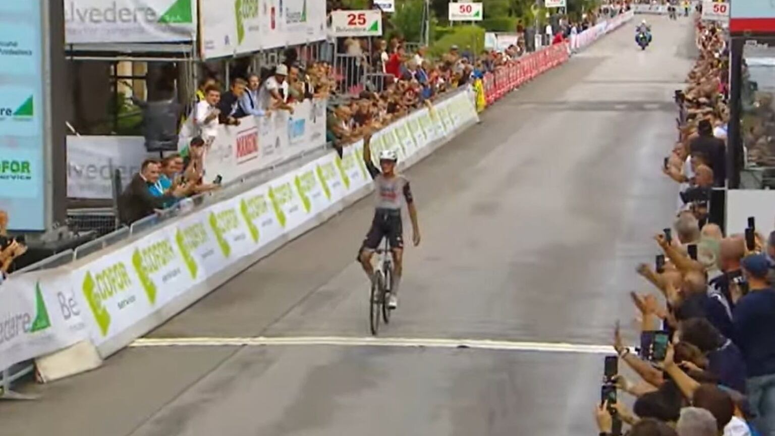 ¡No deja de brillar! Isaac del Toro conquistó el Giro della Toscana 2025 y sumó su undécima victoria en la temporada