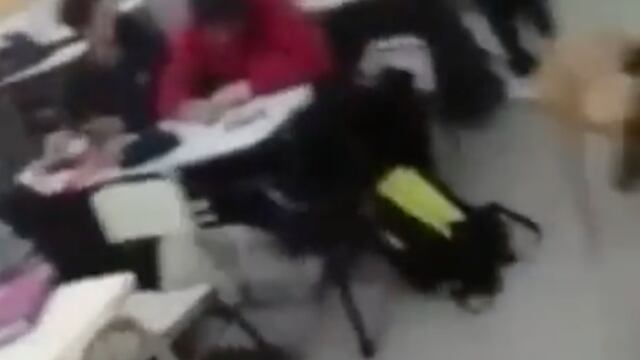 Mujer cachetea a un alumno