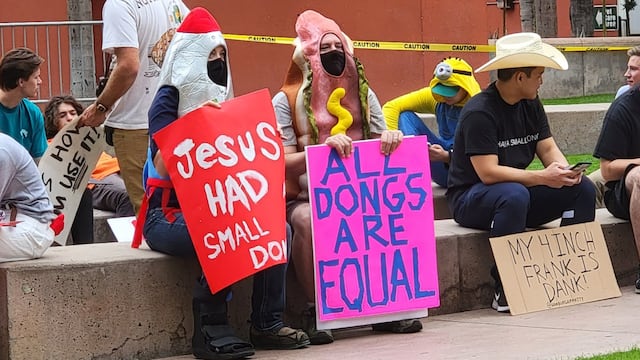 Marchan en Los Ángeles por el pene pequeño