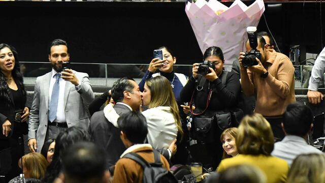 Sergio Gutiérrez, presidente de la mesa directiva, besa a su esposa Diana Karina Barreras, diputada del PT