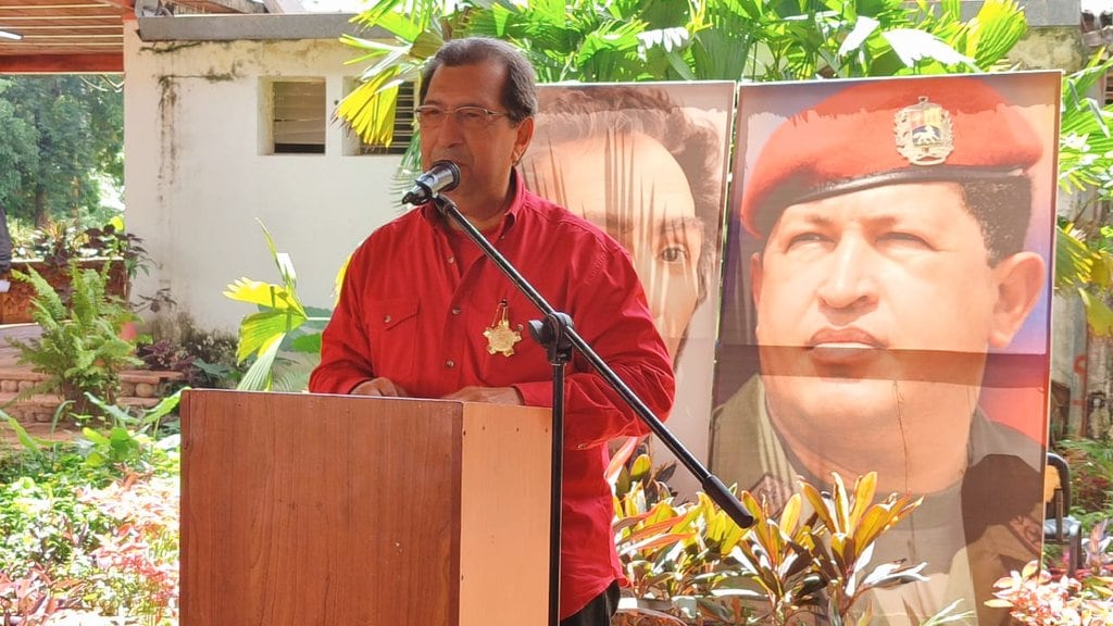 ¿Quién es Adán Chávez?