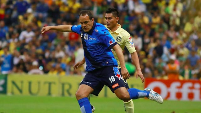 El ídolo y leyenda viva del futbol mexicano, Cuauh, recibió una espectacular ovación en su entrada a la cancha del Estadio Azteca.