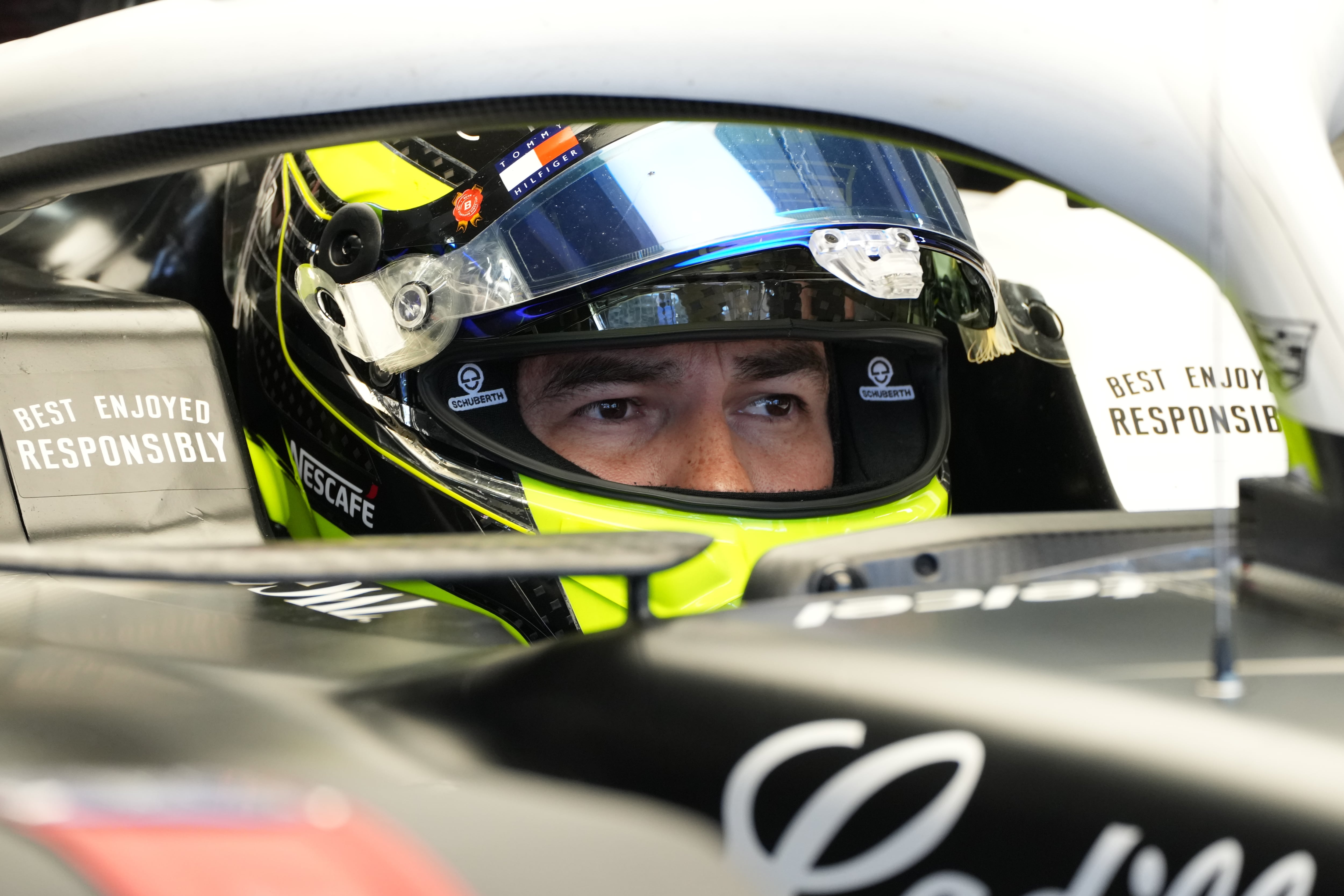 Checo Pérez termina 17 en el GP de Japón de la F1 tras una carrera complicada.