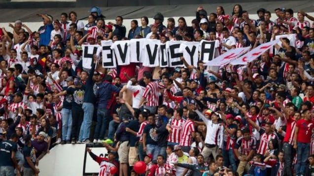 "43 vivos ya": En el clásico, afición de Chivas manda apoyo a desaparecidos de Ayotzinapa