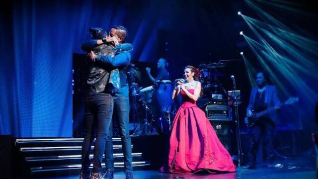 Pareja se compromete en concierto de Thalía