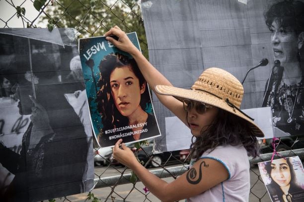Protesta durante juicio oral.