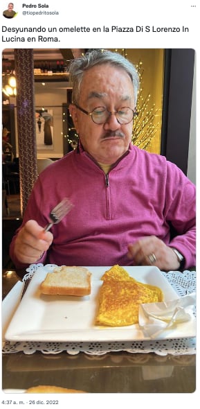 Pedro Sola desayunando huevo en Roma