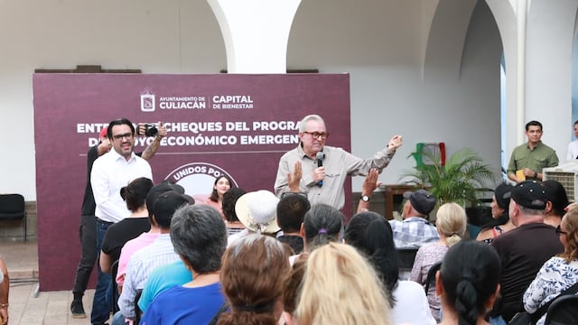 Rubén Rocha entregó cheques del Programa de Apoyo Económico Emergente
