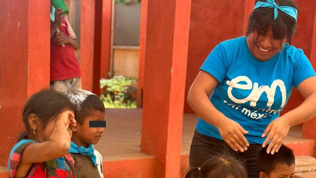 Moni trabaja con los niños y les ayuda a entender que pueden hacer realidad lo que piensan