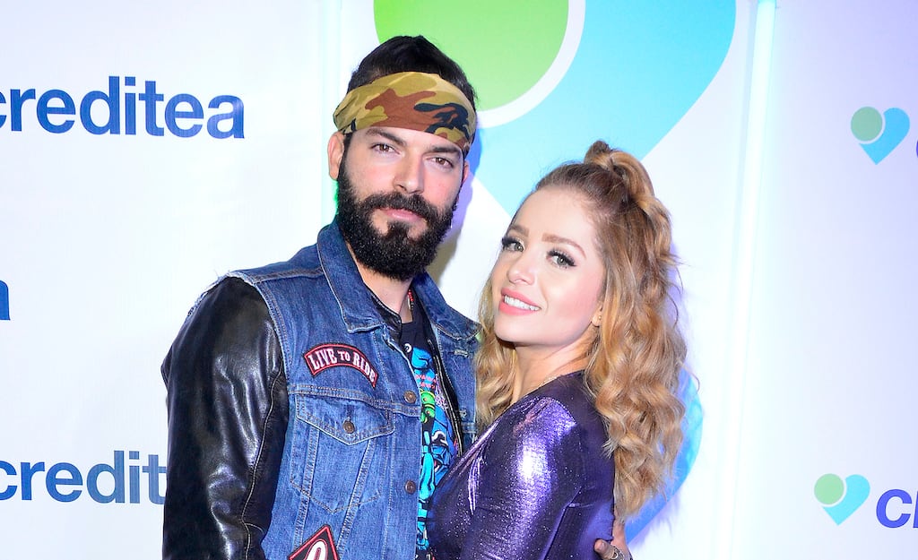 Adrián Di Monte junto a Sandra Itzel