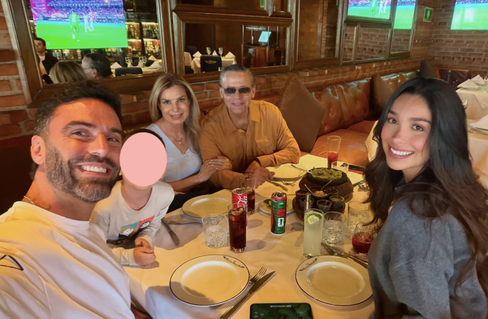 Benicia Zúñiga Portilla junto a su familia