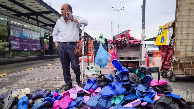 Un hombre comerciante de sandalias en las inmediaciones de la avenida Eduardo Molina
