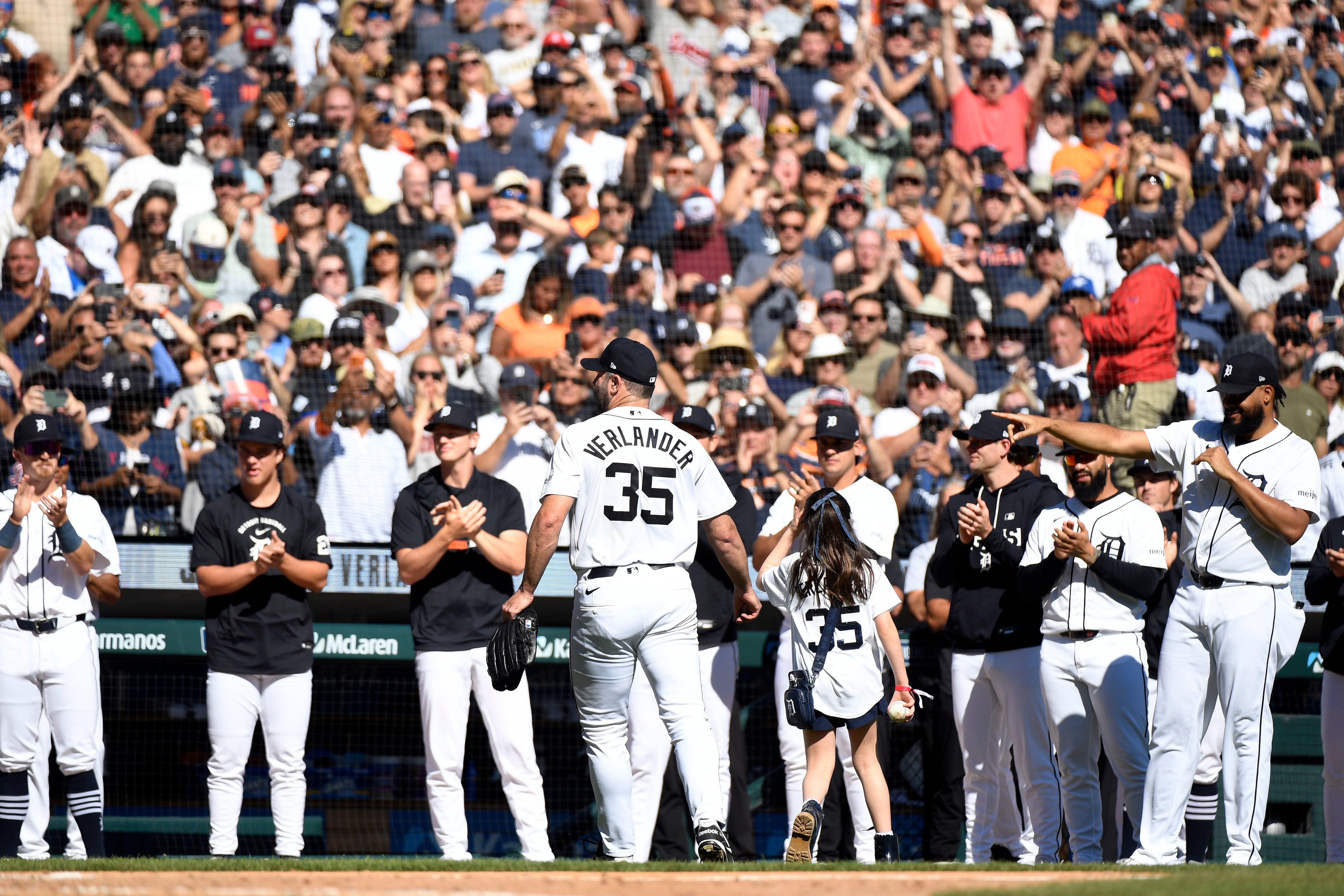 Justin Verlander y su hija, Genevieve Verlander, abandonan el campo de pelota