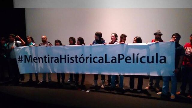-“Nos están vendiendo una mentira con todas sus letras, están explotando y están lucrando con el dolor de las familias, no le pierden los cabrones” indicó Omar García, normalista de Aytozinapa.