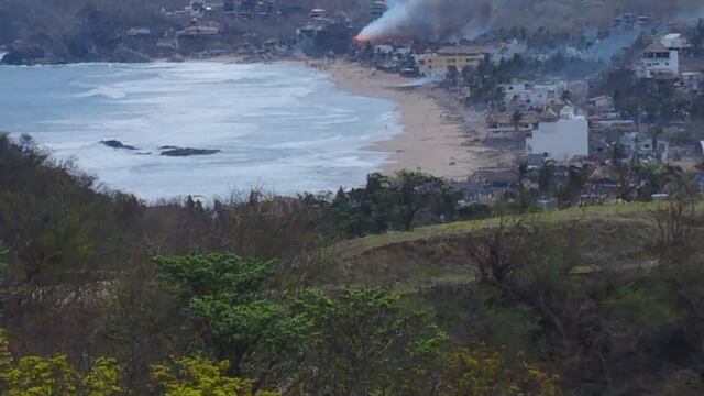 Incendio en playa Zipolite se extiende y quema hasta 10 negocios