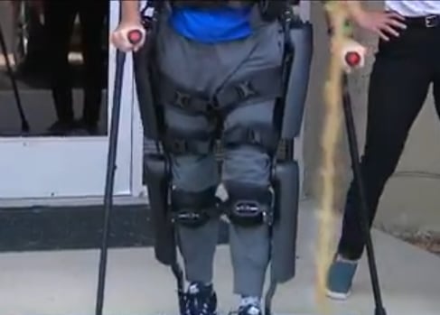 Veterano de guerra caminando exoesqueleto robótico tras quedar paralítico