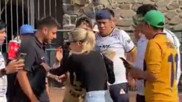 La novia de Toto Salvio se enojó con los fans de Pumas que le pedían fotos a la salida de Ciudad Universitaria.