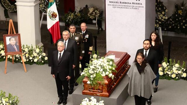 AMLO hace guardia de honor a Miguel Barbosa