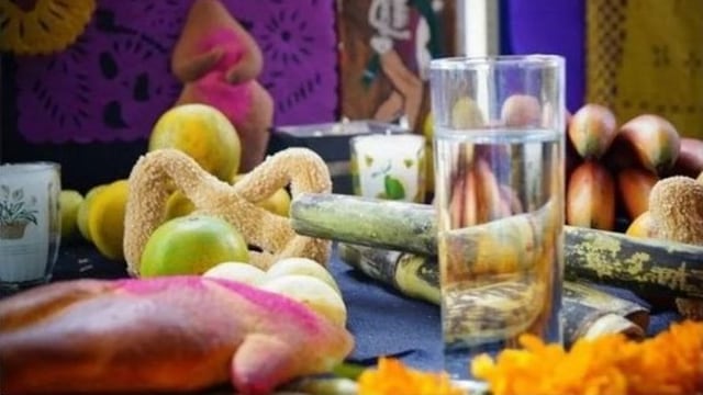 ¿Por qué se pone agua en la ofrenda de Día de Muertos? Es el elemento más importante del altar