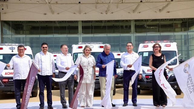 Rubén Rocha entregó a la Beneficencia Pública de Sinaloa 19 ambulancias