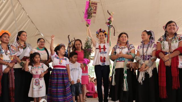 Claudia Sheinbaum recibe bastón de mando de mujeres de pueblos originarios de Xochimilco