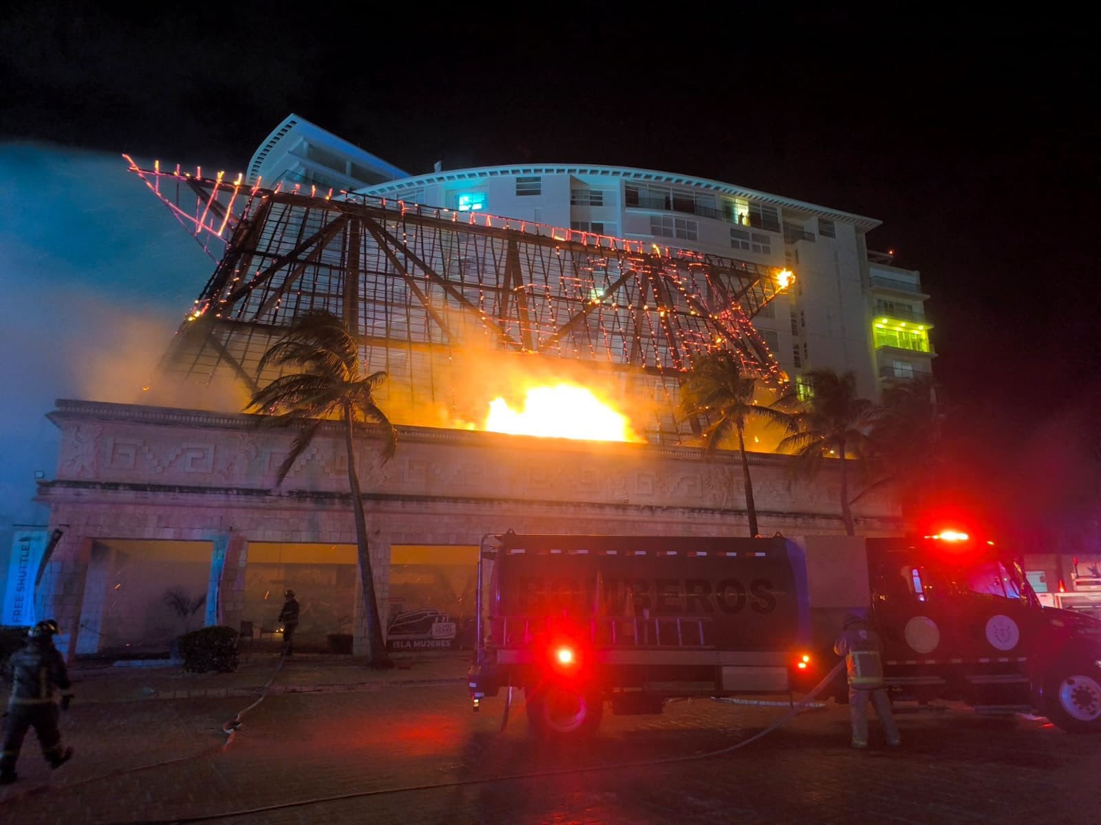 Incendio en oficinas de Grupo Xcaret en Cancún.