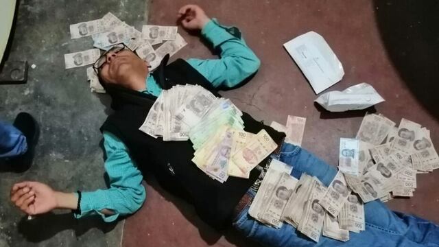 Primo del alcalde de Candela cubierto de billetes.