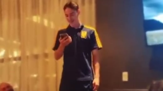 Marcelo Flores sufre novatada en Club Tigres; lo obligan a cantar canción de Peso Pluma