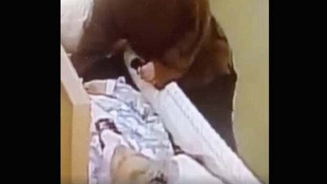 Robó el anillo de bodas.