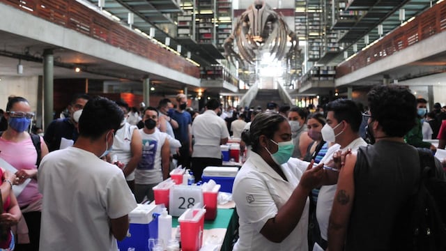 Vacunación en Biblioteca Vasconcelos