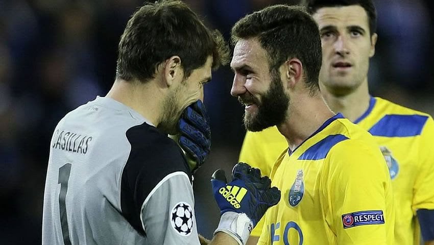 Iker Casillas y Miguel Layún