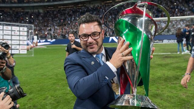 Mohamed carga la Copa MX.