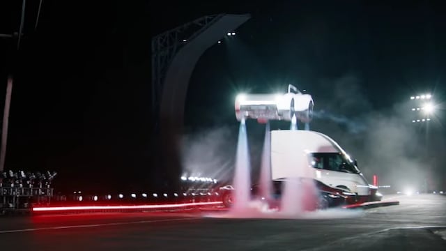 Así vuela el nuevo Tesla Roadster: Elon Musk sorprende con una demostración aérea