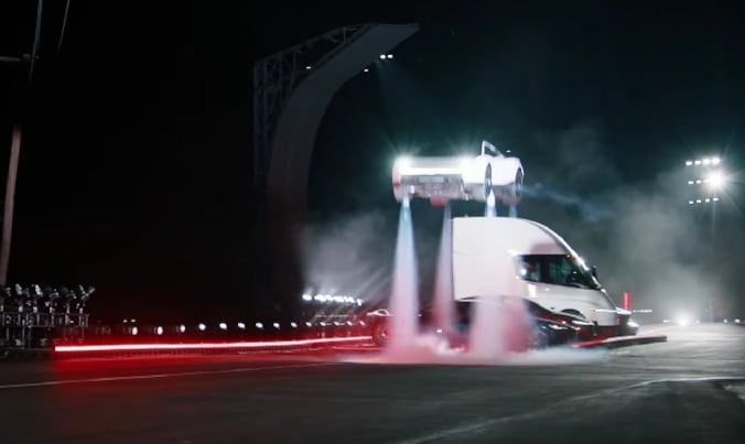 Así vuela el nuevo Tesla Roadster: Elon Musk sorprende con una demostración aérea
