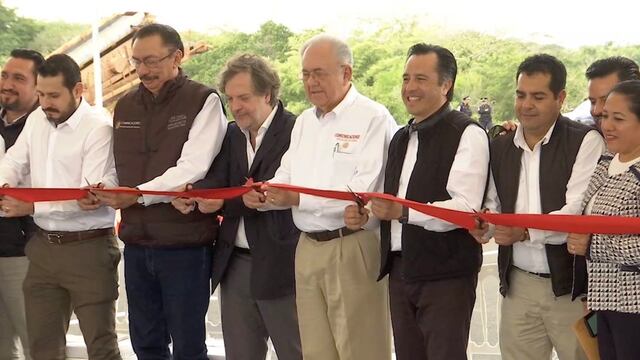 Javier Jiménez Espriú acompañó a Cuitláhuac García en la inauguración del tramo carretero.