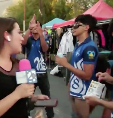 Le bajan los pantalones en vivo