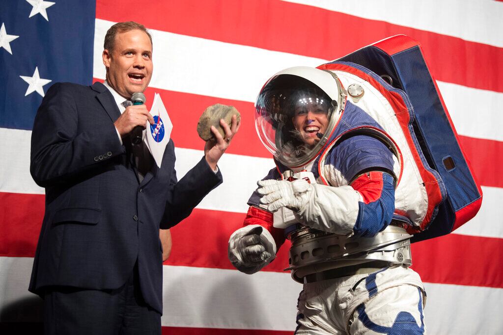 Así luce uno de los trajes de la NASA para ir a la Luna en 2024.