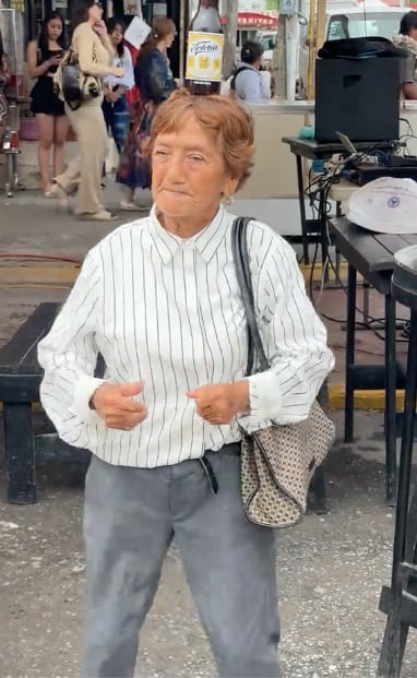 Abuelita perrea con cerveza en la cabeza