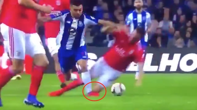 Tecatito sufrió una fuerte entrada en el duelo ante Benfica