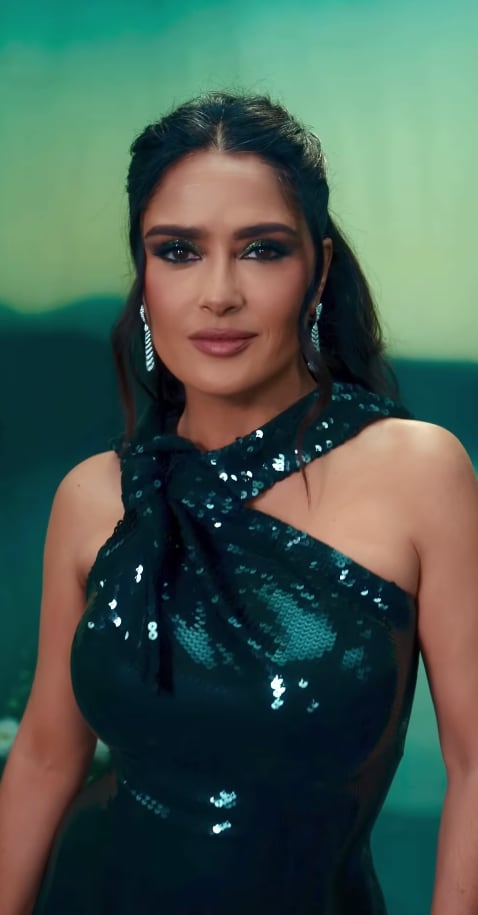 Salma Hayek deslumbra en entallado vestido verde de lentejuelas