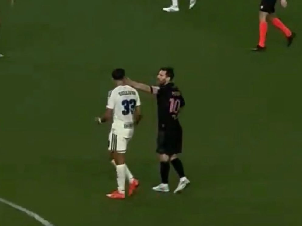 Lionel Messi le dio un manotazo a un rival