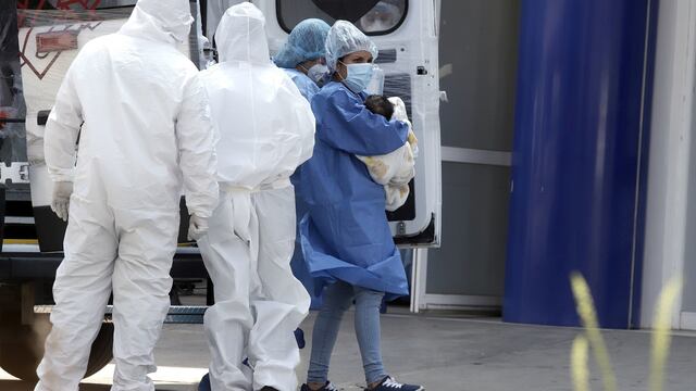 Médicos atienden coronavirus