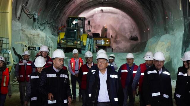 Andrés Manuel López Obrador. Continuidad a obras.